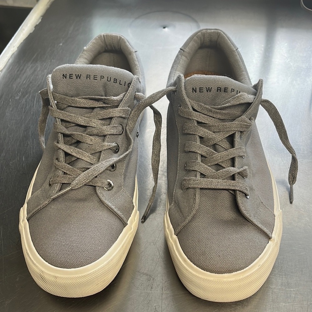 new republic shoes gray canvas Excellent Condition no rips no tears. Size 10.
